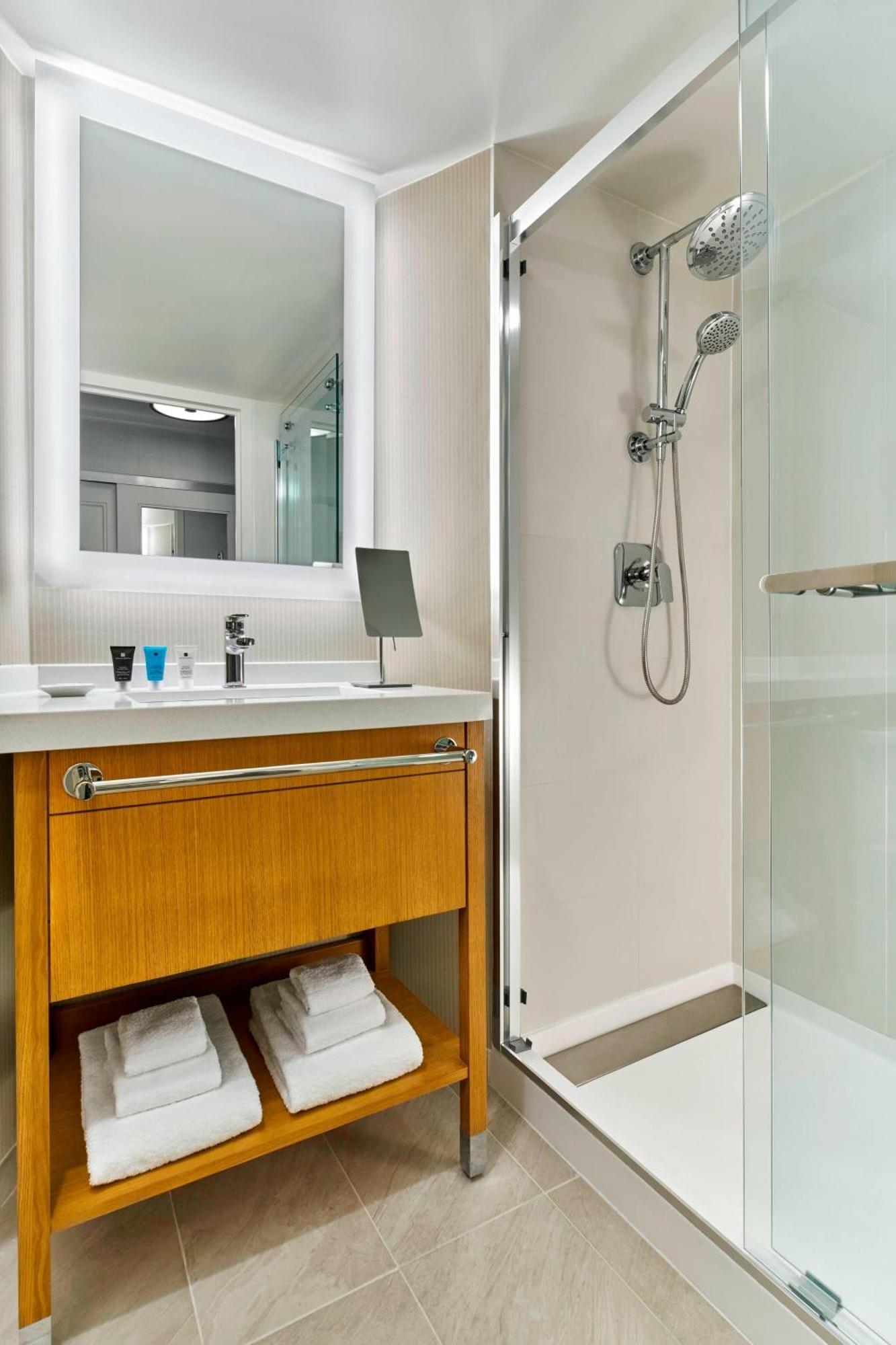 Delta Hotels By Marriott Richmond Downtown Bagian luar foto