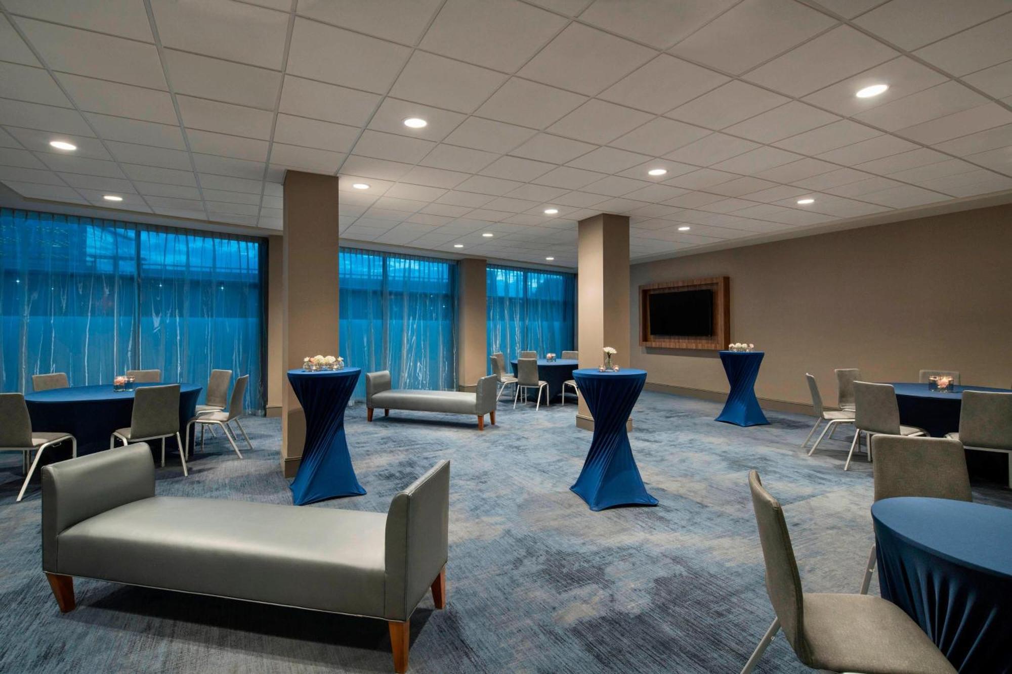 Delta Hotels By Marriott Richmond Downtown Bagian luar foto